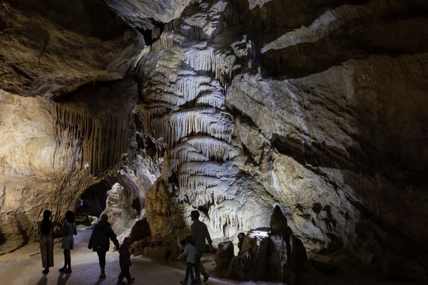 Grottes La grande draperie avec du passage